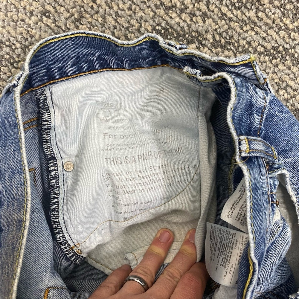 VTG Levis 560 Jeans‎ Mens 32x34 Blue Comfort Fit Tapered Leg distressed - Picture 16 of 16